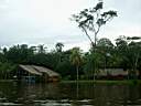Habitation sur le bord du canal